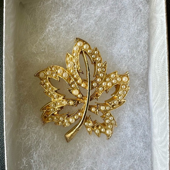Pin, leaf design - Picture 1 of 3